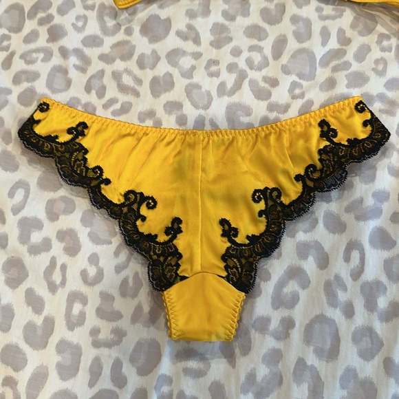 Agent Provocateur Molly Yellow and Black 3 Piece Lingerie Set 32B/2 - Picture 12 of 13